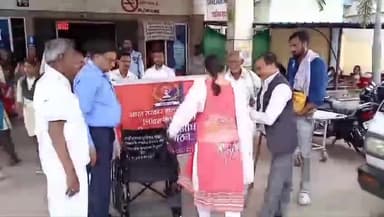 शाजापुर: केंद्रीय मानव अधिकार सुरक्षा संगठन द्वारा जिला अस्पताल को दी व्हील चेयर एवं महिलाओं को बांटी साड़ी