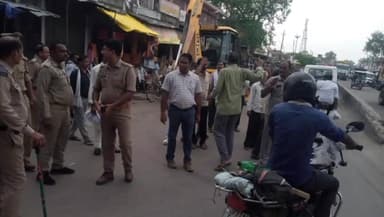 घाटमपुर: कस्बे में नगर पालिका ने चलाया अतिक्रमण हटाओ अभियान,प्रतिबंधित प्लास्टिक भी की जफ्त, वसूला गया जुर्माना