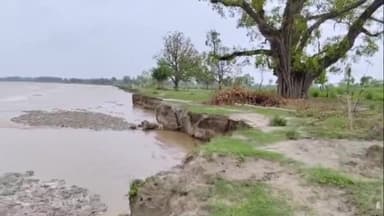 बिसवां: रामपुर मथुरा क्षेत्र में घाघरा नदी का जलस्तर बढ़ने से नदी के निकट स्थित गावों पर मड़राने लगा बाढ़ का खतरा