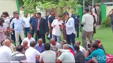 हाथरस: सदर क्षेत्र के वैभव नगर ग्रीन पार्क में सत्संग हादसे के मृतकों के परिवारों से मिलने पहुंचे राहुल गांधी