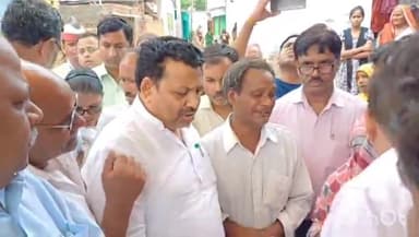 हाथरस: गांव सोखना में सदर विधायक , सांसद ने मृतकों के परिवार को राज सरकार द्वारा दिए धनराशि चेक किया वितरित प्रशासन रहा मौजूद