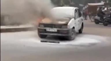 जोधपुर: रातानाडा स्थित कृष्ण मंदिर के पास  कार में लगी आग, मची अफरा तफरी