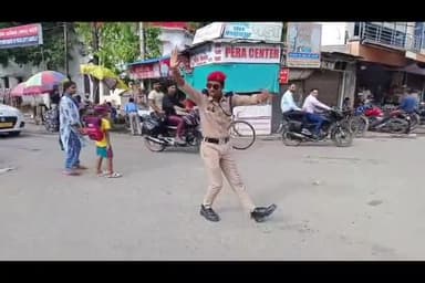 बरेली: नावल्टी चौराहे पर डांस करते हुए ट्रैफिक कंट्रोल कर रहे होमगार्ड का वीडियो सोशल मीडिया पर हुआ वायरल