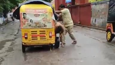 पूरनपुर: तहसील के सामने गड्ढे में पड़कर टेंपो का निकला पहिया, बड़ा हादसा होने से टला