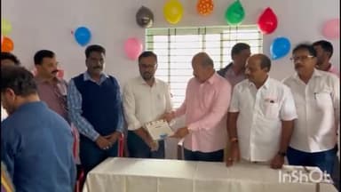 ಶಿವಮೊಗ್ಗ: ನಗರದ ಮಂಜುನಾಥ ಬಡಾವಣೆಯ ಫಲಾನುಭವಿಗಳಿಗೆ ಕರ್ನಾಟಕ ಕೊಳಗೇರಿ ಅಭಿವೃದ್ಧಿ ಮಂಡಳಿಯ ವತಿಯಿಂದ ಹಕ್ಕುಪತ್ರ ವಿತರಿಸಿದ ಶಾಸಕ ಚನ್ನಬಸಪ್ಪ