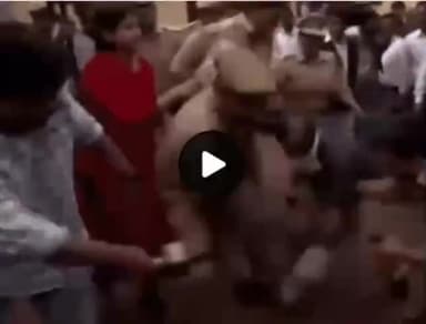 हाथरस भगदड़- मुख्य आरोपी को 14 दिन की न्यायिक हिरासत:कोर्ट से दौड़ाकर बाहर लाई पुलिस, मुंह के बल गिरा देव प्रकाश मधुकर,