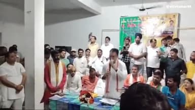 केंद्रीय राज्यमंत्री जितिन प्रसाद ने बारिश के बीच सुनी ग्रामीणों की जनसमस्याएं। किसान नेता देवस्वरूप पटेल रहे मौजूद।