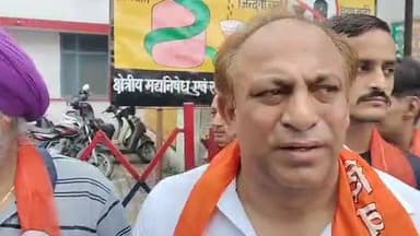 मुरादाबाद: शिवसेना ने मंदिर को आवास विकास विभाग के अधिकारियों द्वारा सील करके पूजा अर्चना बंद कराए जाने के विरोध मे, किया प्रदर्शन