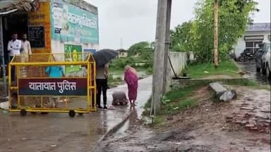 भोगांव: बिछवां स्थित भोले बाबा के आश्रम पर रिमझिम बारिश में पहुंच रहे भक्त, आश्रम से पहले लगे बेरिकेटिंग के पास ही टेक रहे माथा