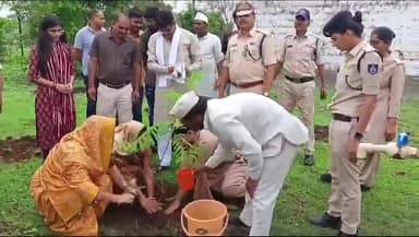 शाजापुर: लालघाटी स्थित शाजापुर जिला जेल परिसर मे जनप्रतिनिधि एवं जेल स्टाफ द्वारा वृक्षारोण किया गया