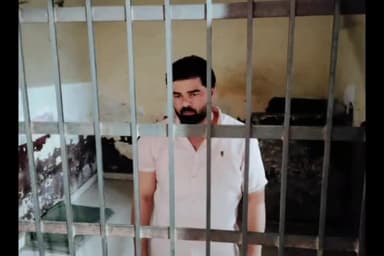 गाज़ियाबाद: ट्रोनिका सिटी क्षेत्र में प्रॉपर्टी डीलर के साथ रील बनाने वाले 2 सब इंस्पेक्टर हुए सस्पेंड, पुलिस हिरासत में आया आरोपी