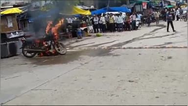 पीपलदा: अयाना कस्बे के बस स्टैंड पर खड़ी मोटरसाइकिल में लगी आग, लोगों ने पानी डालकर आग को बुझाया