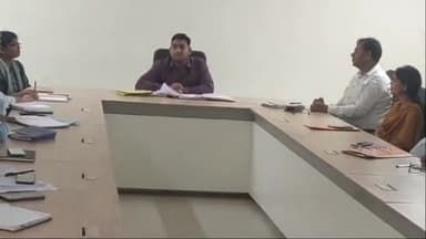 हिलसा: हिलसा अनुमंडल कार्यालय के सभागार में आपदा प्रबंधन व बाढ़ को ले अधिकारियों के साथ एसडीओ प्रवीण कुमार ने किया बैठक