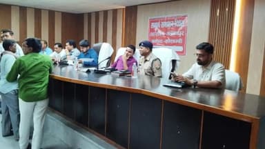 मंझनपुर: मंझनपुर तहसील में सम्पूर्ण समाधान दिवस के अवसर पर एडीएम व एएसपी द्वारा की गई जनसुनवाई, 8 शिकायती पत्र हुए प्राप्त