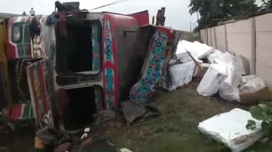 सीतामऊ: सूरजनी गांव में 8 लाईन के किनारे पर ट्राला संतुलन बिगड़ने से रोड से नीचे उतरा खाया पलटी बड़ा हादसा टला