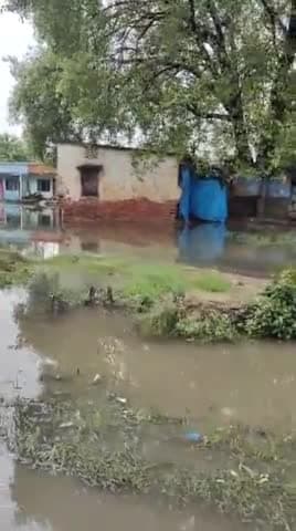 देखिए बरखेड़ा बिजलीघर के हालात कैसे होगी विद्युतापूर्ति मशीनों में भरा पानी, कार्यालय की टपक रही छत। उच्चाधिकारी मौन।