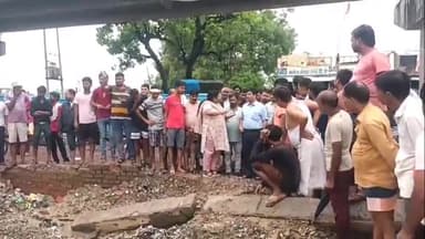 बिसवां: सत्तिनपुरवा में जलभराव से अक्रोषित लोगों ने सड़क जाम कर किया प्रदर्शन, SDM का ग्राम प्रधान को त्वरित व्यवस्था का निर्देश