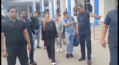 जोधपुर: जोधपुर पहुंची ईशा देओल, एयरपोर्ट पर फैस की भीड़ जुटी, एयरपोर्ट पर मीडिया से की बात