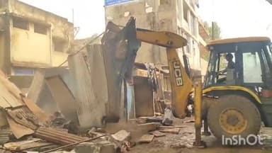 गुना नगर: कलेक्टर के निर्देश पर आरोन बस स्टैंड से नगर पालिका और राजस्व विभाग ने हटाया अतिक्रमण, की गई कार्यवाही