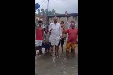 बरेली: देवरनिया नगर पंचायत में जल भराव से परेशान होकर लोगों ने किया विरोध प्रदर्शन