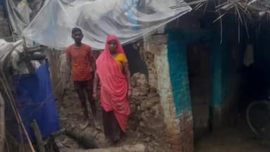 भोगांव: थाना बिछवां के गांव हंन्नूखेड़ा में लगातार हो रही बारिश भरभराकर गिरा कच्चा कमरा, बाल बाल बचे मां बेटा