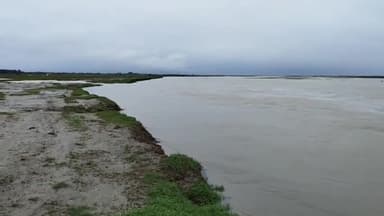 बिसवां: गौलोक कोंडर क्षेत्र में उफनाई घाघरा नदी से गावों पर बढ़ा बाढ़ खतरा, तहसीलदार ने बाढ़ संभावित गांव का किया भ्रमण