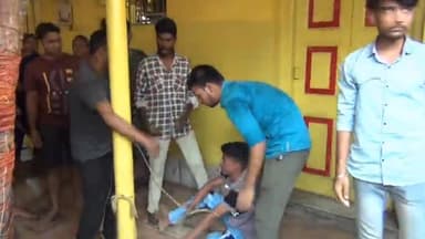 झरिया/जोरापोखर/सिंदरी: झरिया थाना क्षेत्र के चिल्ड्रन पार्क के समीप मंदिर से चोरी कर रहे चोर को लोगों ने रंगे हाथों पकड़ा, रस्सी से बांधकर पीटा