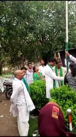 बेगूसराय राजद जिला कार्यालय में ,झंडोत्तोलन उपरांत स्थापना दिवस समारोह आरंभ हुआ