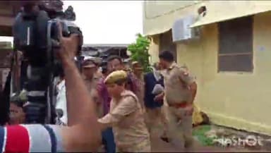 हाथरस: हाथरस पुलिस द्वारा मुख्य आरोपी को कोर्ट में पेश करने के क्या थी जल्दी  मुख्य आरोपी का जमीन पर गिरने का वीडियो हुआ वायरल