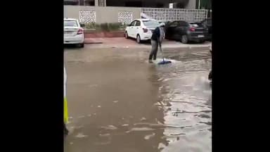 कोल: मैरिस रोड़ पर जलभराव के विरोध में युवक का अनोखा प्रदर्शन, पानी में खड़े होकर वाइपर चलाता नजर आया युवक