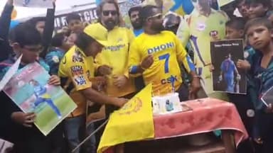 कांके: रांची के सिमलिया स्थित धोनी के घर के बाहर धोनी के फैंस ने मनाया धोनी का जन्मदिन