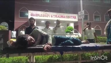 कोल: AMU मेडिकल कॉलेज में जूनियर डॉक्टर्स की हड़ताल, उपचार के लिए बारिश में भीगता रहा घायल युवक