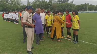 सिंगरौली: मंडला की टीम ने रायसेन को दी शिकस्त अंबेडकर स्टेडियम विन्ध्यनगर में अंतर जिला महिला फुटबॉल टूर्नामेंट का हुआ शुभारंभ