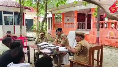 करछना: एसीपी के नेतृत्व में कौंधियारा थाना परिसर में आगामी मोहर्रम तथा श्रावण मास के तहत स्थानीय लोगों के साथ की गई बैठक