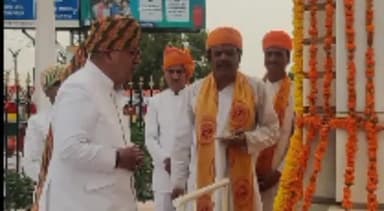 जोधपुर: रेलवे स्टेशन के सामने स्टैचू सर्किल पर महाराजा उम्मेद सिंह की 121वीं जयंती, पुष्प अर्पित कर श्रद्धांजलि दी गई