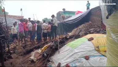 खामघाट में गिरा दिव्यांग का आवास दो गौवंश नीचे दबे हुई मौत। प्रधान की लापरवाही से नहीं मिला आवास।