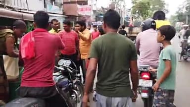 बिसवां: रेउसा चौराहे पर ई रिक्शा की चपेट में आने से बाइक सवार हुआ घायल, टूटा पैर