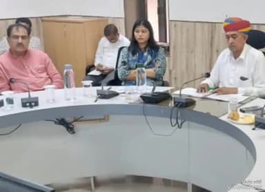 जालौर: जालौर में केंद्र व राज्य सरकार द्वारा चलाई जा रही योजनाओं की समीक्षा बैठक हुई आयोजित