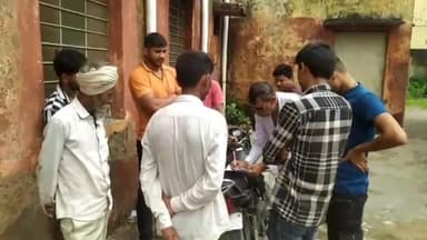 धौलपुर: आम का पुरा गांव के पास अज्ञात वाहन ने टेंपो को मारी टक्कर, टेंपो सवार बुजुर्ग की हुई मौत