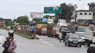 पूर्णागिरि: टनकपुर चंपावत हाईवे के स्वाला के नजदीक मलवा आने के चलते मार्ग अवरुद्ध, टनकपुर के ककराली गेट में रोके गए वाहन