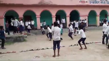 महुआ: महुआ महुआ के मध्य विद्यालय मकसूदपुर में बच्चों के बीच कबड्डी प्रतियोगिता का आयोजन किया गया