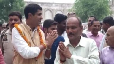 करछना: संसद सत्र से लौटने के बाद भीरपुर चौराहा पर सांसद उज्जवल रमण सिंह का किया गया भव्य स्वागत