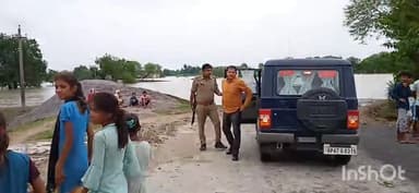 बलरामपुर: अपर पुलिस अधीक्षक ने कोडरी गांव के बाढ़ प्रभावित क्षेत्र का किया निरीक्षण