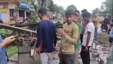 निज़ामाबाद: बिजलिया मुहल्ले में लगे ट्रांसफार्मर पर गिरा आम का पेड़,खंभा सहित रोड पर टूट कर गिरा ट्रांसफार्मर रोड पर बाल बाल बचे लोग