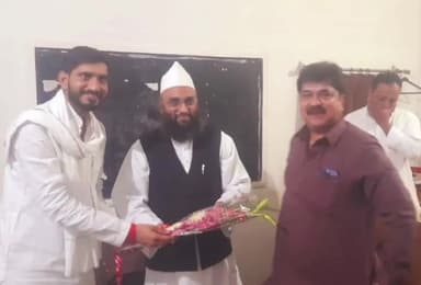 बदायूं: बदायूं लोकसभा से सांसद आदित्य यादव मो0 फरसोरी दरगाह कादरिया पहुंचे, क़ाज़ी-ए-ज़िला हज़रत अतीफ मियाक़ादरी साहब से मुलाकत.