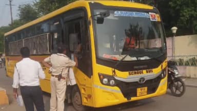 सिंगरौली: यातायात पुलिस ने स्कूल वाहनों का किया औचक निरीक्षण, स्कूली बच्चों के सुरक्षित एवं सुगम परिवहन के लिए दी गई समझाइए