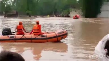 इकौना: पश्चिमी केवटन पुरवा मे बाढ़ के पानी में बह गए थे दो युवक, एक युवक का शव बरामद, दूसरे की तलाश जारी