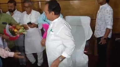 कांके: रांची के धुर्वा स्थित प्रोजेक्ट भवन में ग्रामीण विकास मंत्री इरफान अंसारी ने ग्रहण किया अपना पदभार