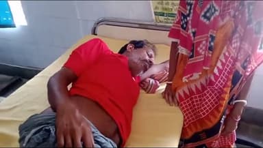 बरहरुवा: अनियंत्रित टोटो बड़ा गढ़ग्राम पथ पर पलटा, दो मजदूर हुए घायल