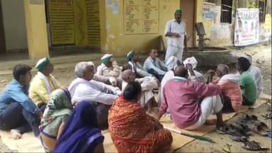 बीकापुर: तारुन में मासिक पंचायत के दौरान पहुंचे खंड विकास अधिकारी को किसान नेताओं ने सौपा ज्ञापन, निस्तारण की किया मांग